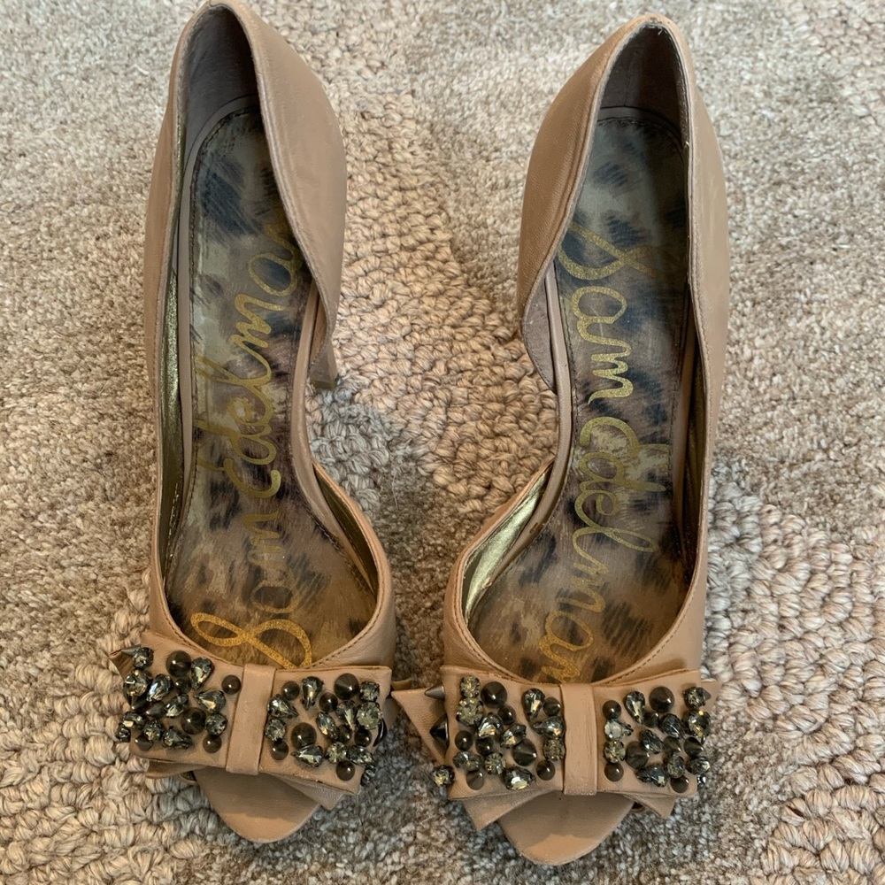 Tan leather pumps with embellished bow